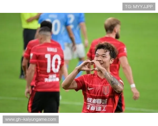 成都蓉城严鼎皓中路策动反击：从中路组织到场上胜利的品牌叙事